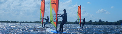 Zeilles in een polyvalk, Stand Up Paddle, windsurf, kano, catamaran, zwaardboot een- en tweemans en optimist of huren